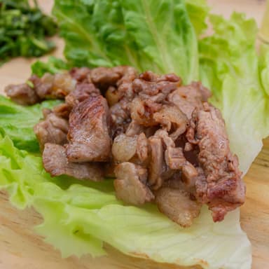 Taco de bistec en hoja de lechuga