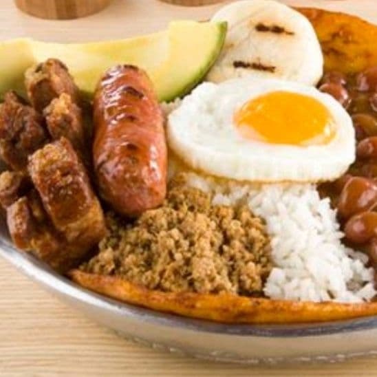 Bandeja Paisa + Pechuga a la Plancha
