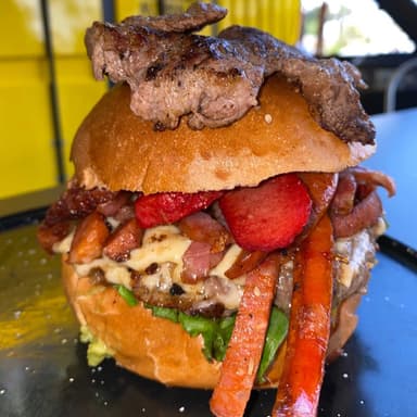 Hamburguesa Carnita Asada (Papas y bebida)
