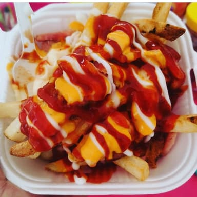 Papas Locas (( salchicha y aderezos ))