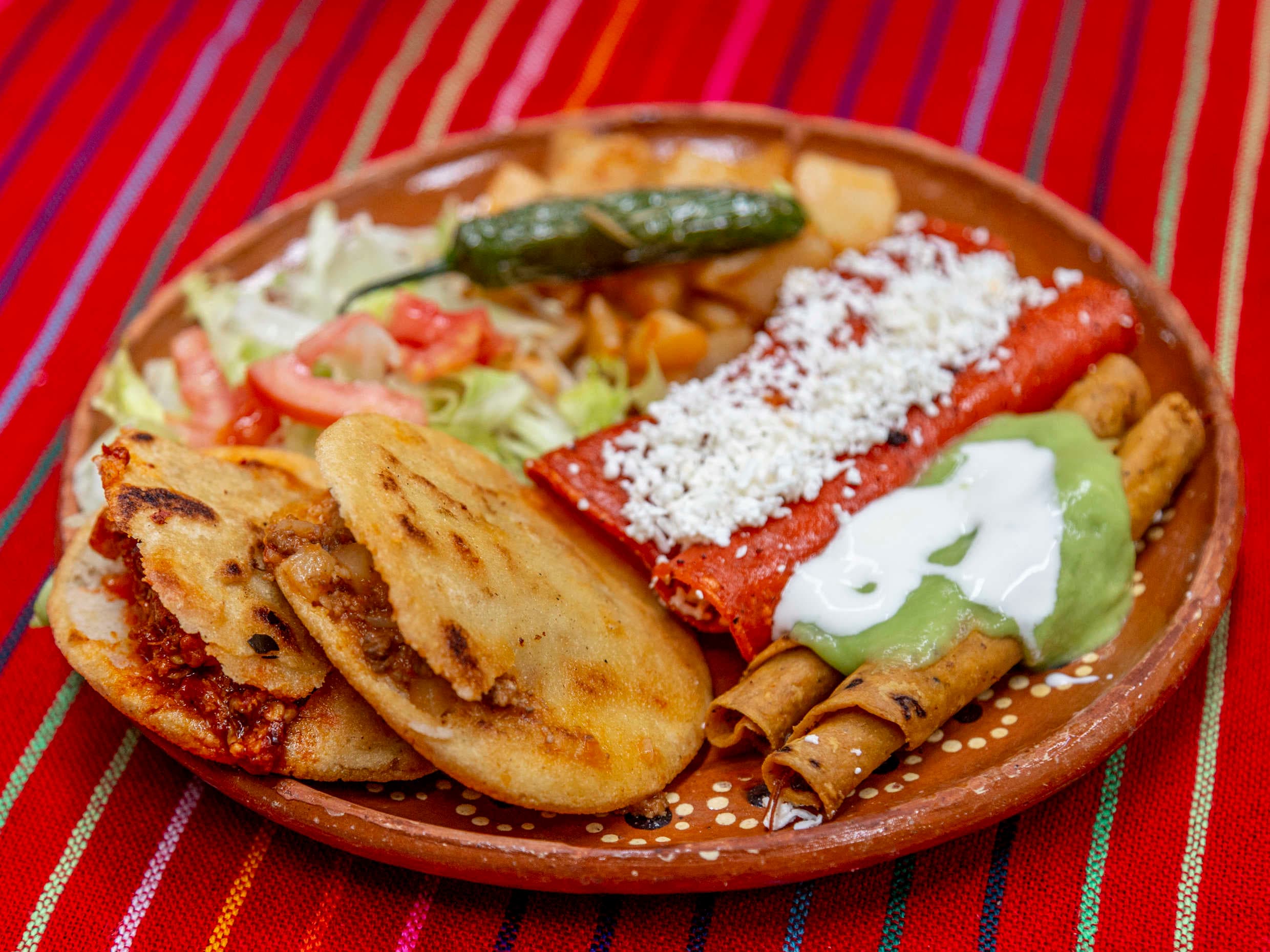 Volcán*1 + Orden de Enchiladas*1