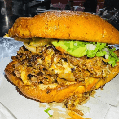 TORTA DE BIRRIA CON PAPAS
