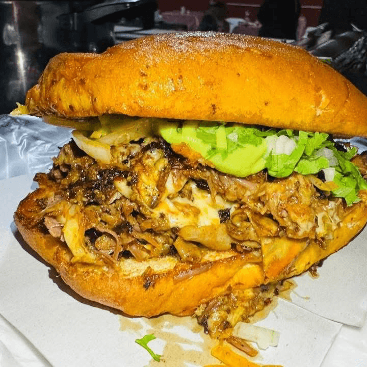 TORTA DE BIRRIA CON PAPAS