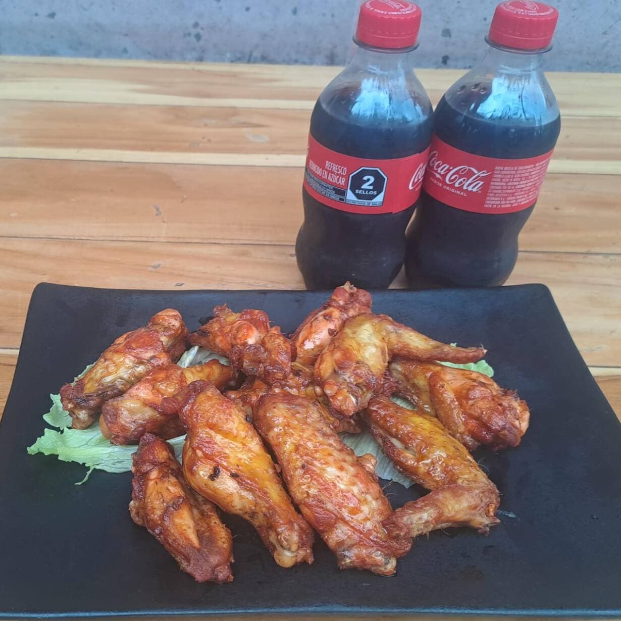 Medio Kilo de Alitas con Coca