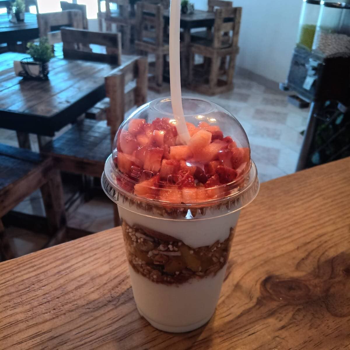 Yogurth natural con Granola y Fruta