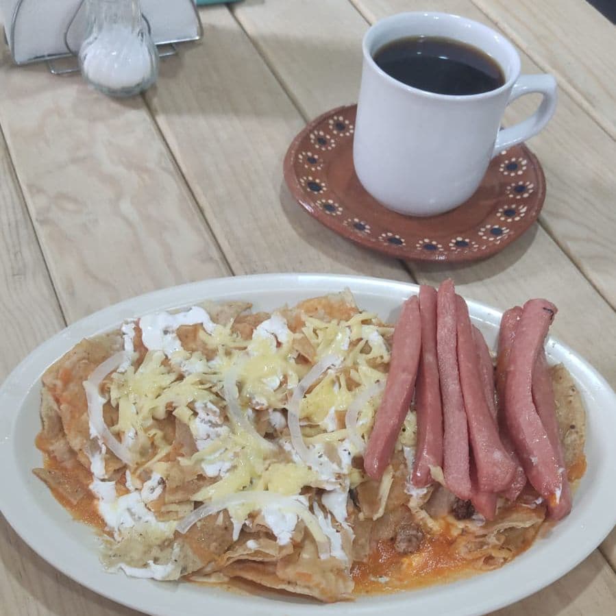 Chilaquiles Rojos con Salchicha
