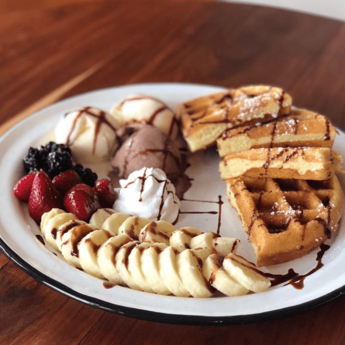 Waffles con Frutas y Helado