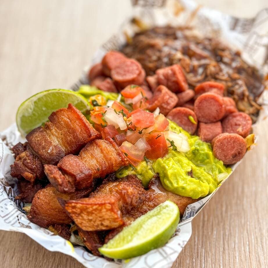 Salchipapa Oink chicharron personal