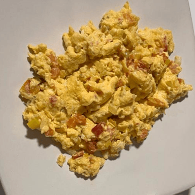 Huevos con cebolla y tomate