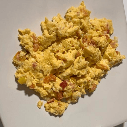 Huevos con cebolla y tomate