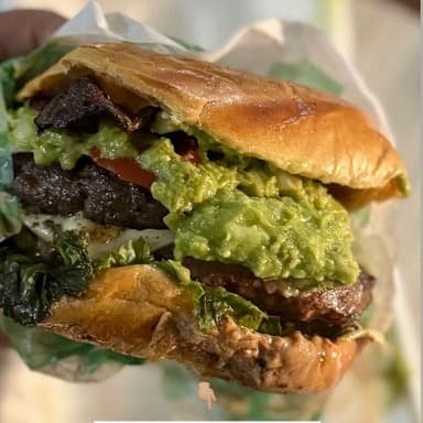 Hamburguesa Guacamole Tocino,  incluye p y b