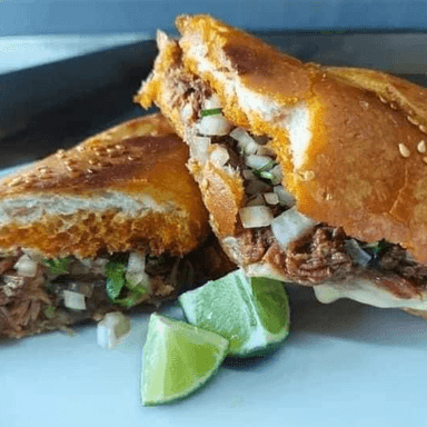 TORTA BIRRIA MAS CONSOME
