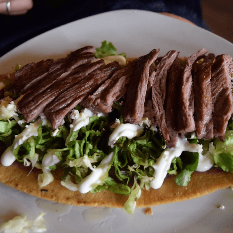 Huarache de Sirloin con Queso Fundido