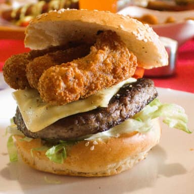 Hamburguesa con Dedos de Queso