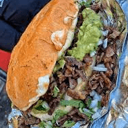 Torta de Carne Asada + papas y Té 500ml.