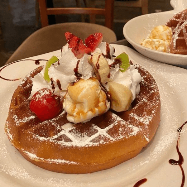 Waffles con Fruta y Helado