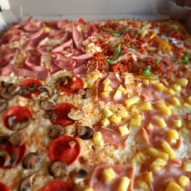 PIZZA 45X45 CUADRADA ARCOIRIS 4 SABORES DIFERENTES
