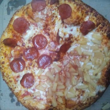 Mediana mitad peperoni mitad piña