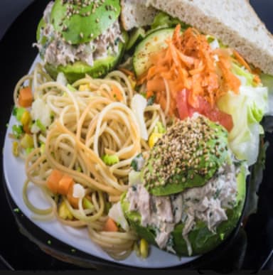 Aguacate relleno de vegetales