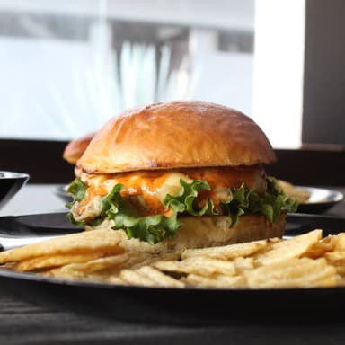 Hamburguesa Hati+ Chicharrón de Picaña+ Refresco