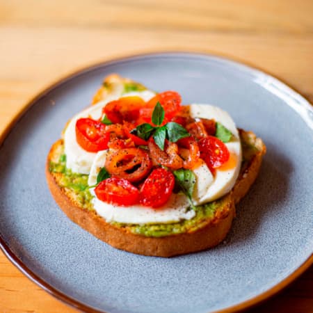 Brunch Toast Caprese + Café
