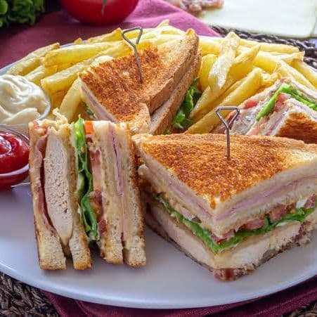 Club Sandwich con Papas