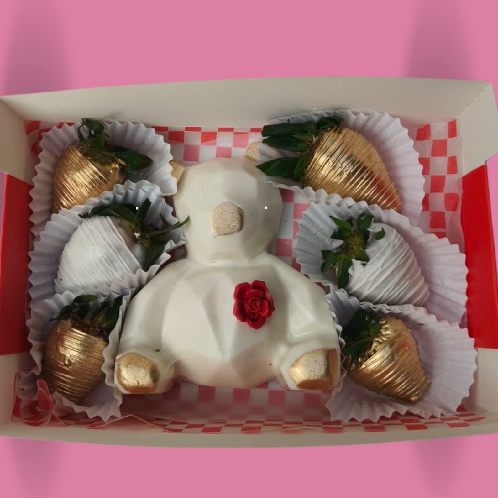 Oso de chocolate y fresas