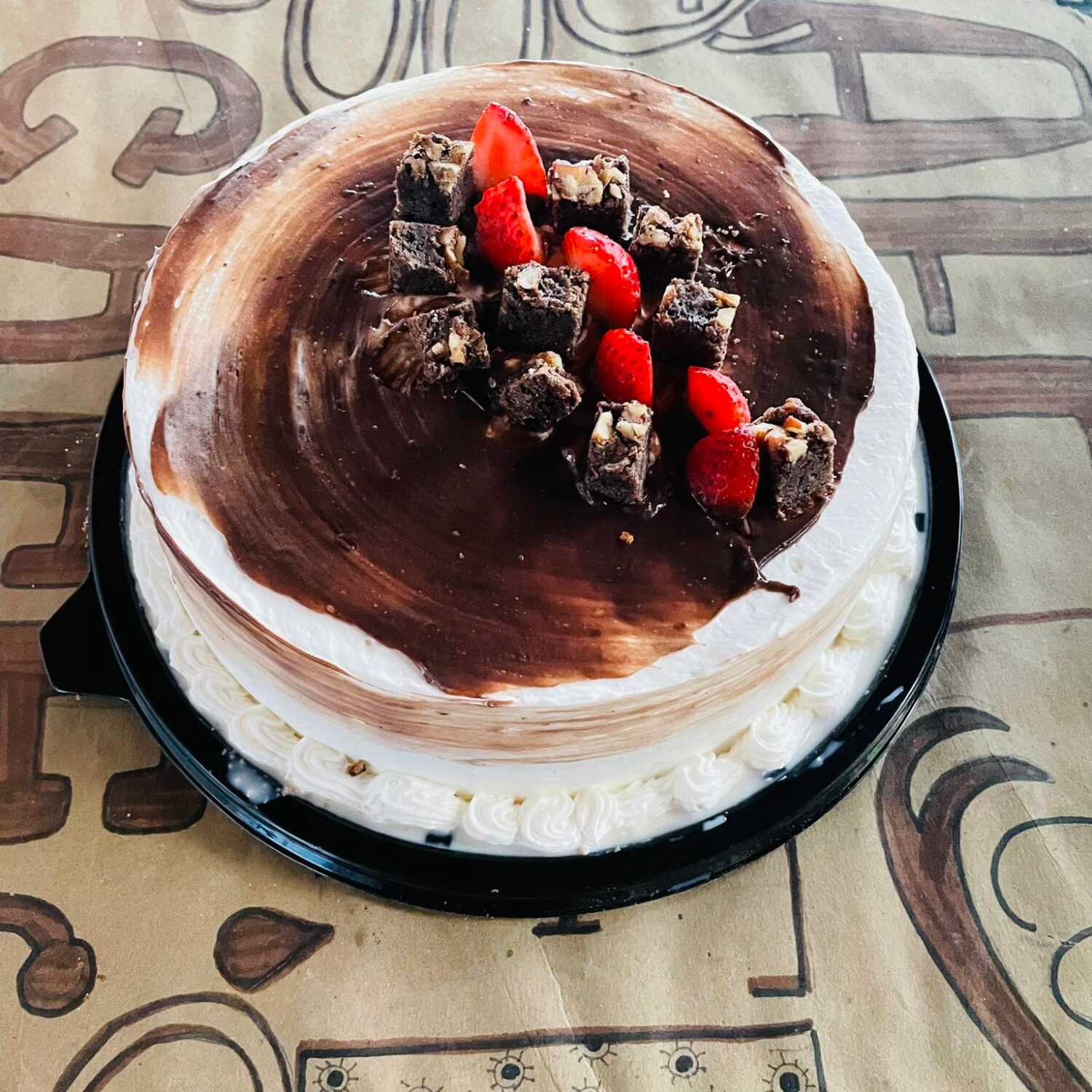 Pastel mediano Brownie con fresas. (10-12 reb)