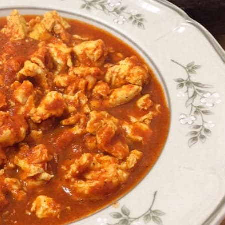 HUEVOS EN SALSA ROJA