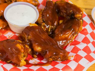 ALITAS BBQ + PAPAS FRITAS