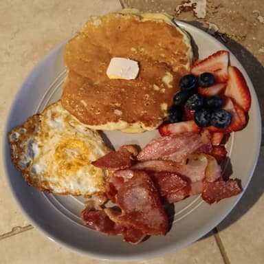 HOTCAKE CON HUEVO INCLUYE TOCINO Y FRUTA