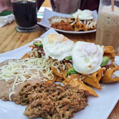 Chilaquiles con Guiso y Huevito