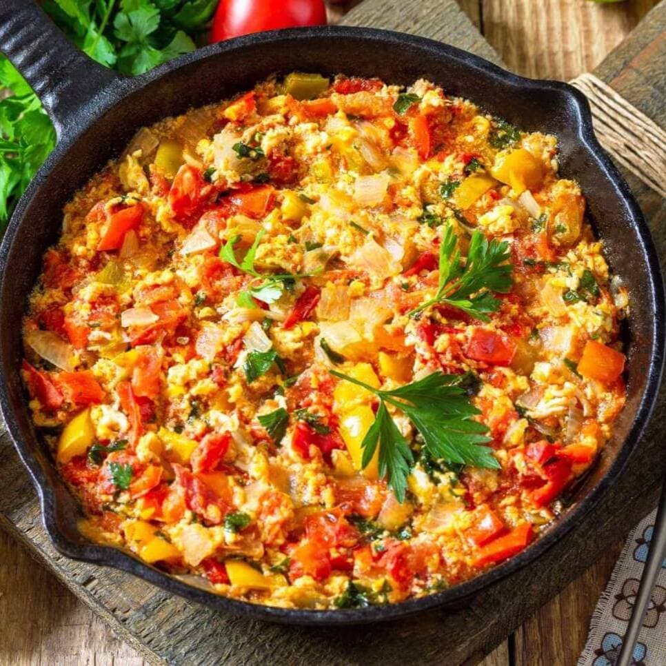Huevos con Cebolla y Tomate