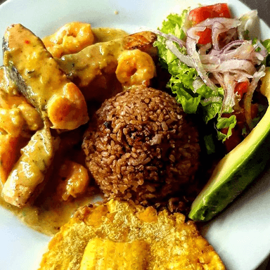 Filete de Salmón en Salsa de Camarón