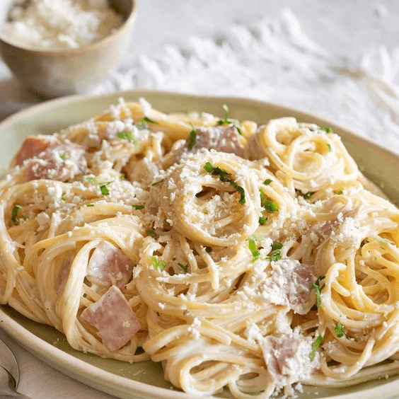 Pastas pollo tocineta en salsa blanca