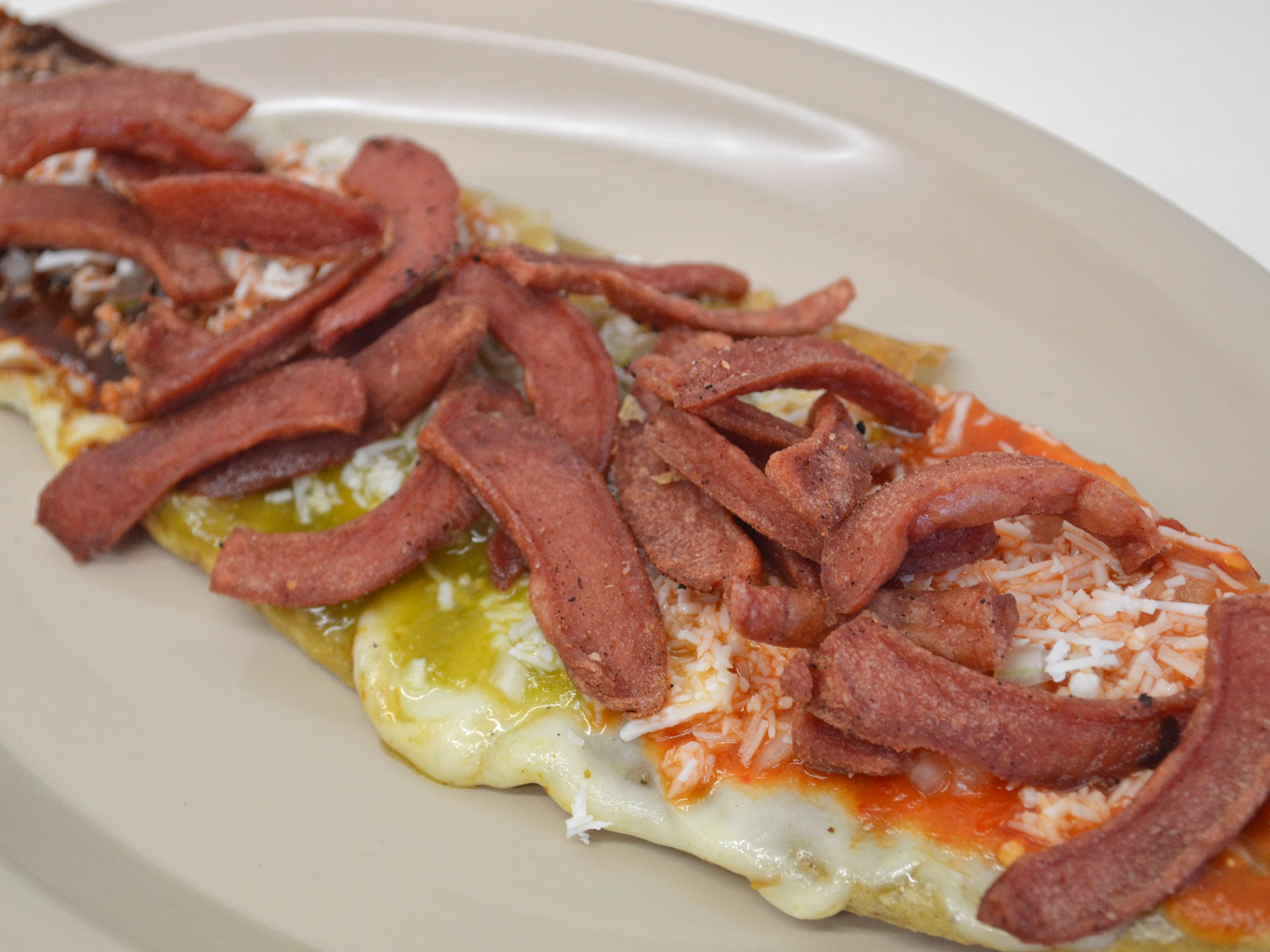 Huarache con Salchicha (25 cm)
