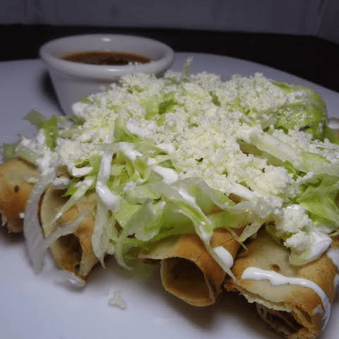 Tacos dorados de papa con chorizo