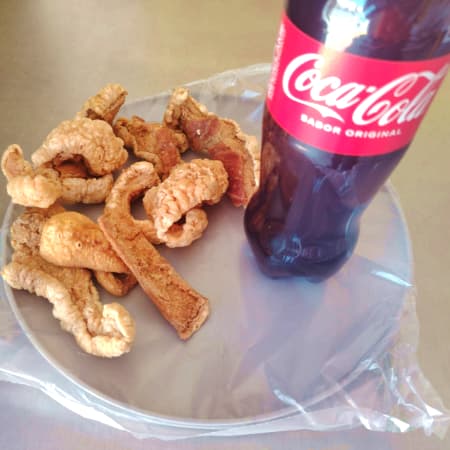 Chicharrón con Coca Cola