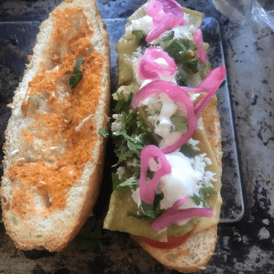 Baguette de Chilaquiles Verdes o Rojos