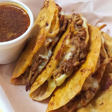 Quesabirria Maíz Doble Tortilla y Vaso de Consomé