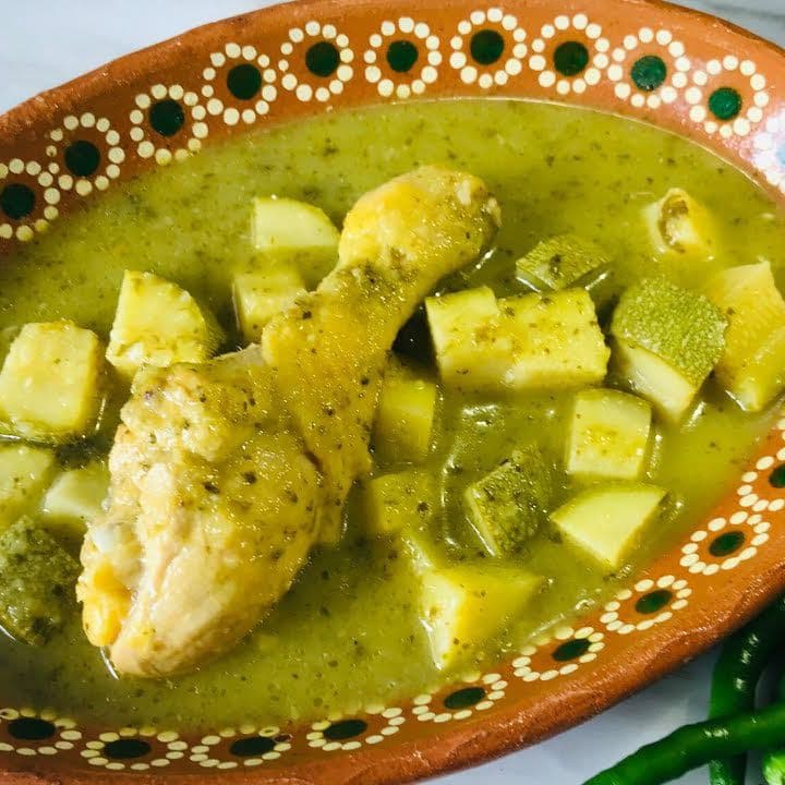 Pollo en Salsa Verde  con Calabacitas