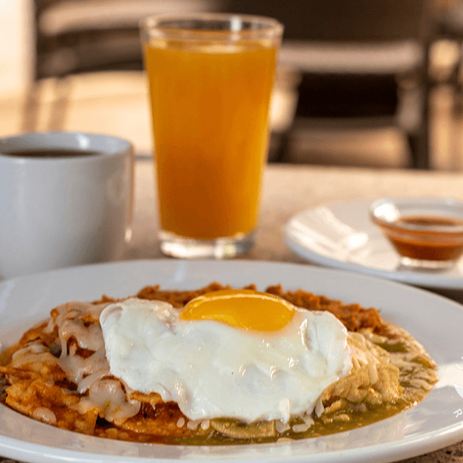 Chilaquiles Rojos con Huevo