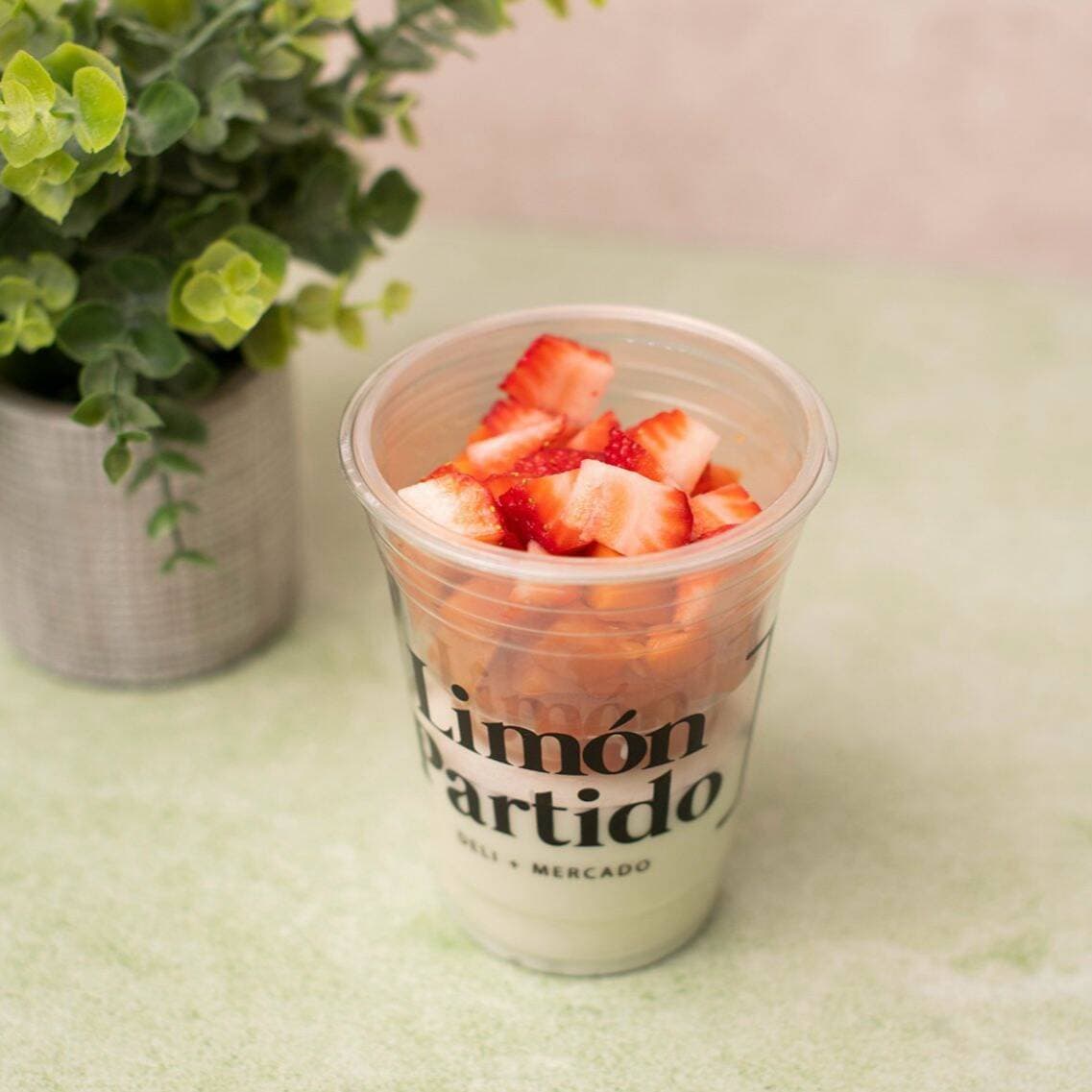 YOGURT CON FRUTA Y GRANOLA