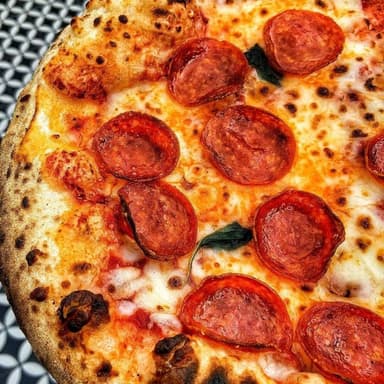 Una Pizza Grande de Peperoni con Crutones.