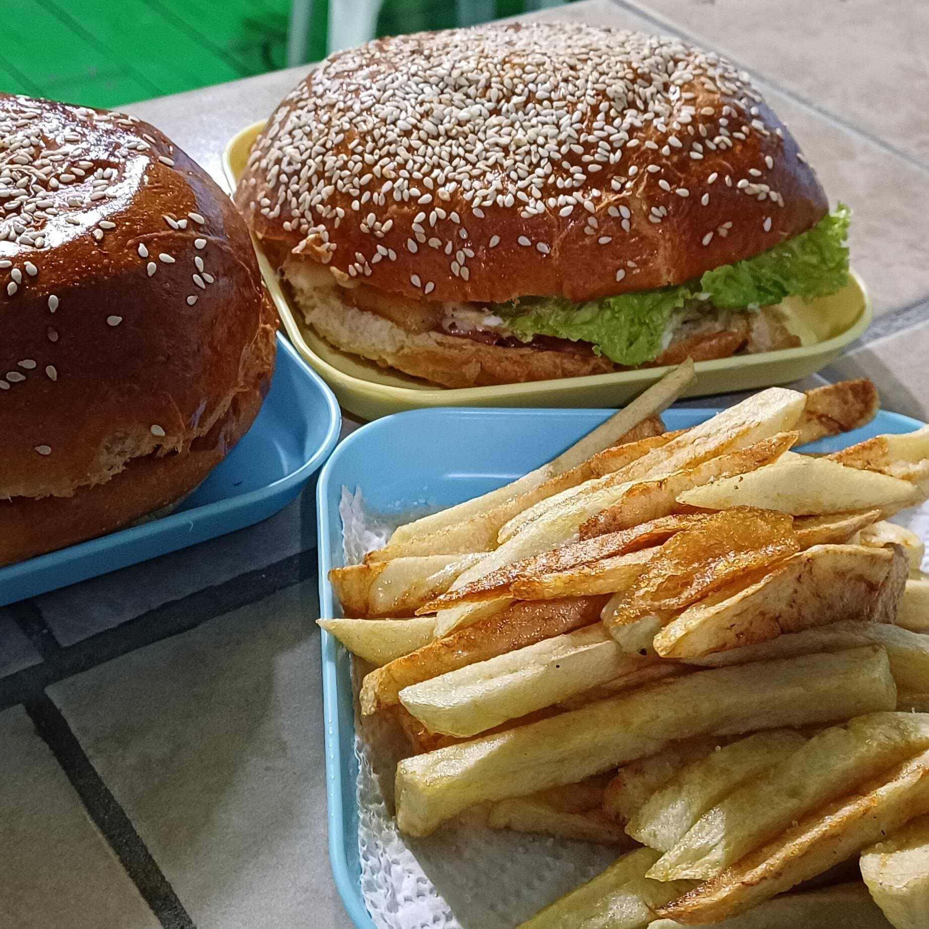 hamburguesa hawaiana con Papas