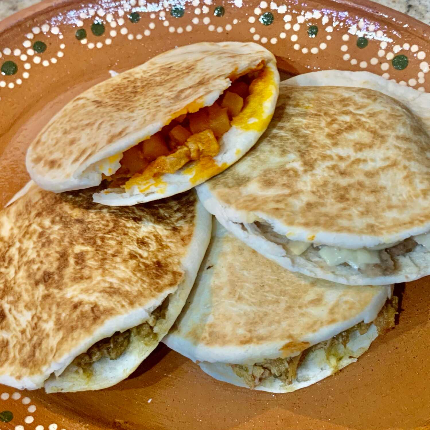 Gordita de Harina con Asado Rojo