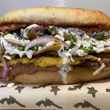 Torta de Chilaquiles enmolada
