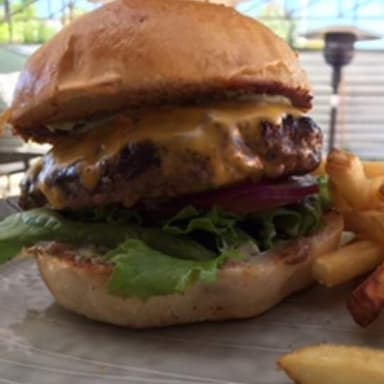Hamburguesa Clasica con Papas Fritas