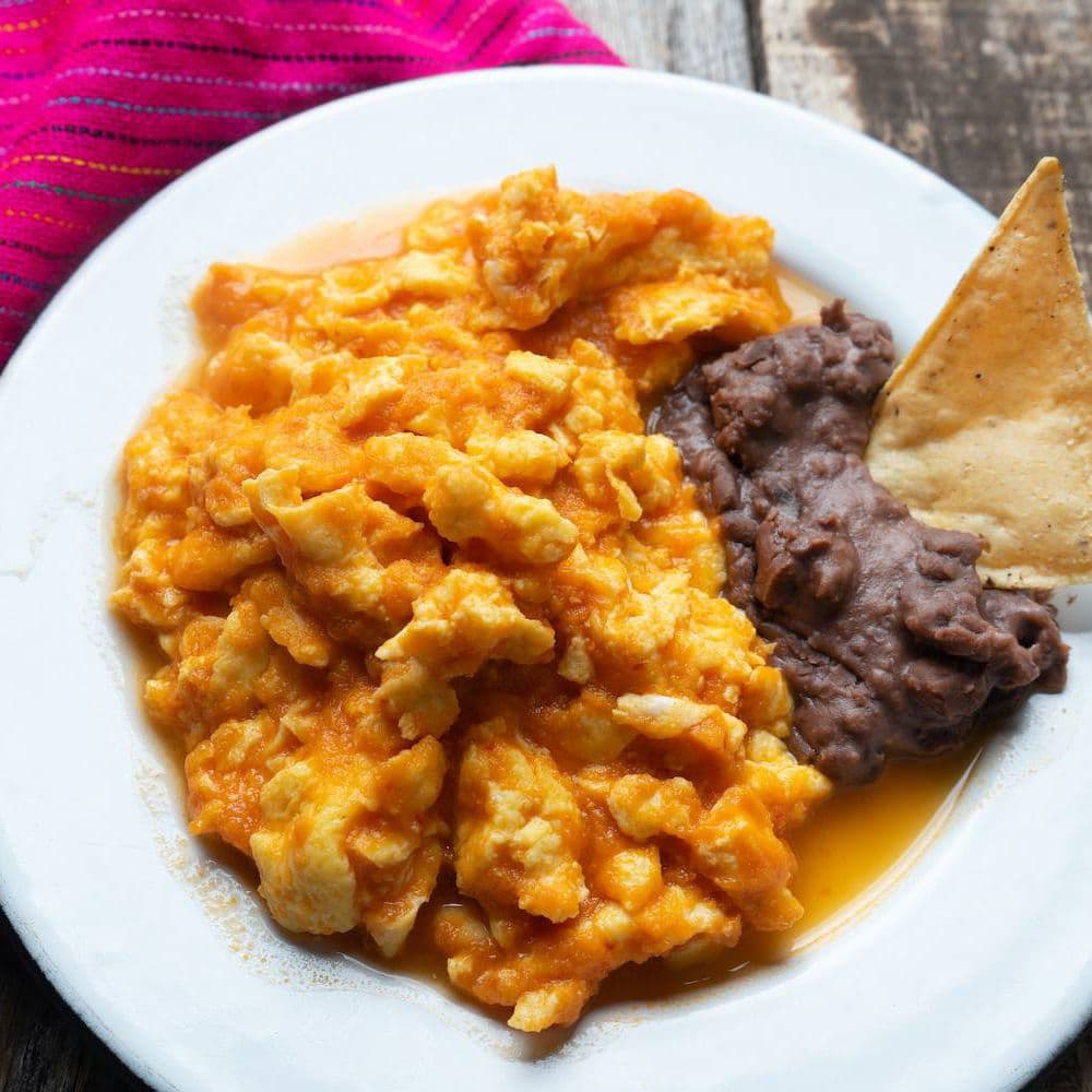 Huevos Ahogados en Salsa