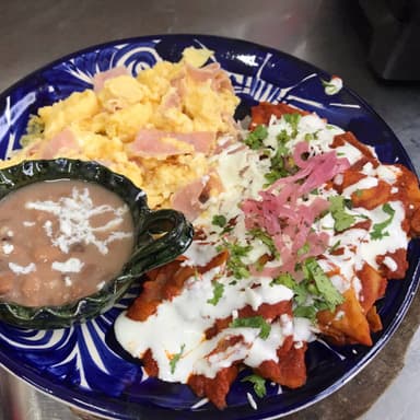 Combo Chilaquiles + Ensalsado Huevo + Chocolate